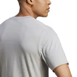 Remera de entrenamiento Adidas, color gris claro jaspeado, con cuello redondo y manga corta. Presenta el logo Badge of Sport de Adidas (tres barras inclinadas) en negro en el pecho.