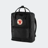 Mochila Fjallraven modelo Kanken Classic, color negro, con compartimento principal con cierre, bolsillo frontal con cierre, asas superiores con broche y correas ajustables para los hombros. Incluye el parche redondo característico de la marca en el frente.