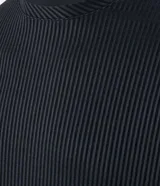 Remera de manga corta color beige, corte slim, con cuello redondo y textura acanalada vertical.