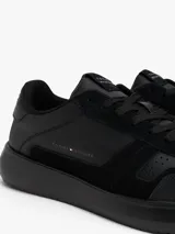 Zapatillas bajas Tommy Hilfiger confeccionadas en piel napa de alta calidad, con paneles texturizados y diseño de corte bajo. Presentan detalles de ventilación en la parte superior, cierre con cordones y suela de EVA dentada.