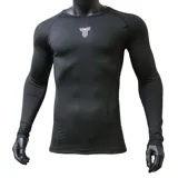 Remera térmica de manga larga Tiffosi, diseñada con un ajuste ceñido al cuerpo. Presenta cuello redondo y un logo minimalista estampado en el centro del pecho. Confeccionada en tejido técnico de secado rápido.