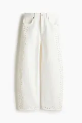 Jean de corte recto confeccionado en denim de algodón blanco, con bolsillos laterales y detalles de broderie en los laterales de las piernas y en el bajo.