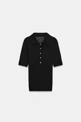 Jersey de punto semitransparente color negro, con cuello polo, manga corta y cierre frontal de botones.
