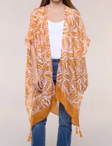 Kimono de gasa ligera con diseño estampado en tonos naranja y blanco, corte amplio y abierto al frente, mangas cortas integradas y detalle de borlas en el ruedo asimétrico.