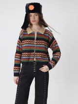 Campera de punto con cierre frontal metálico y cuello de corderito. Presenta un diseño estampado con franjas horizontales en tonos azul marino, beige, rojo y verde.