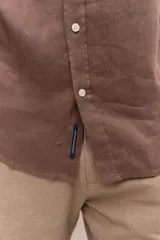 Camisa de lino color marrón mocha, de corte regular, con cuello clásico, mangas largas y cierre frontal con botones al tono.