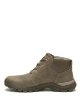 Bota tipo chukka de cuero color marrón, con cordones al tono, suela de goma dentada para mayor tracción y logo de la marca grabado en el lateral y en la puntera.