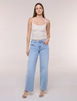 Jean wide leg de tiro medio marca Djeans, en color celeste. Presenta pretina con pasadores, cierre y botón, además de bolsillos delanteros inclinados y traseros aplicados.