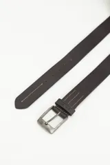 Cinturón de cuero marrón oscuro con pespuntes decorativos en color claro y hebilla metálica de estilo rústico envejecido.