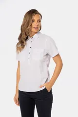 Camisa de lino de manga corta con cuello camisero, cierre frontal de medio botón con botones metálicos personalizados y dos bolsillos en el pecho.