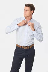 Camisa celeste de vestir, entallada, de manga larga, con cuello clásico y sin bolsillo.