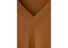 Jersey de punto fino color tostado con cuello en V y manga larga, de corte recto.