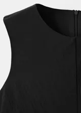 Vestido midi negro sin mangas, con cuello redondo y diseño recto con sutil frunce en los laterales de la cintura.