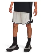 Short de básquetbol confeccionado en tejido de malla transpirable, con diseño bicolor en blanco y negro. Presenta cintura elástica con cordón ajustable, bolsillos laterales y detalle de logotipo en relieve de chenilla en la pierna.