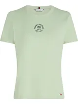 Remera verde claro de algodón con textura acanalada, cuello redondo y manga corta. Estampado circular con el logo de Tommy Hilfiger en el pecho y logo pequeño en el ruedo.