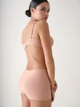 Culotte de tiro medio color beige, confeccionado con microfibra de corte láser y diseño sin costuras, con fundillo de algodón.