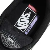 Championes Vans modelo Walker Wafflecup, de diseño clásico con capellada de gamuza y lona en color negro. Presenta la icónica banda lateral blanca, suela de goma vulcanizada con tecnología Wafflecup y detalles en color goma en la base.