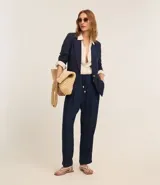 Blazer celeste de viscosa y lino, con cuello inglés, cierre de un botón y solapas.