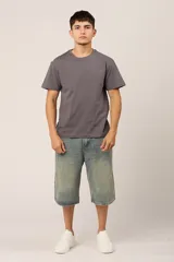 Bermuda de jean celeste con efecto lavado y corte amplio.