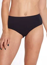 Bombacha bikini de tiro alto color negro, confeccionada en microfibra sin costuras y con forro de algodón.