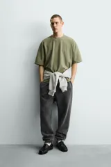 Camiseta boxy fit de algodón color verde militar, con cuello redondo y manga corta.