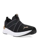 Championes Puma modelo Softride Harli Slip On, de diseño sin cordones con bandas elásticas cruzadas en el empeine. Confeccionados en tejido de malla transpirable color negro, cuentan con entresuela blanca con tecnología de amortiguación y detalles en color cobre, incluyendo el logo de la marca.