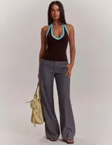 Top halter marrón con escote en V y detalles en celeste en los bordes, de corte entallado y espalda descubierta.