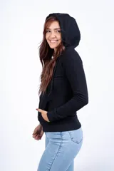 Campera de felpa con frisa y lycra color bordó, con capucha, cierre metálico y bolsillos frontales.