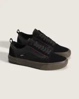 Championes Vans modelo Skate Old Skool Wafflecup, color negro con suela de goma color marrón. Presentan construcción Wafflecup para mayor durabilidad y soporte, con detalles en color bordó en la parte superior y el icónico diseño de la marca.