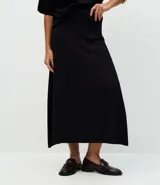 Pollera midi de corte evasé confeccionada en punto, con cintura elástica y caída fluida.