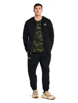 Pantalón de jogging Under Armour de corte estándar, confeccionado en tejido polar de mezcla de algodón con interior cepillado. Presenta cintura elástica con cordón ajustable, bolsillos laterales abiertos, bolsillo trasero con cierre y puños elásticos en los tobillos. Incluye el logo de la marca bordado en la pierna.