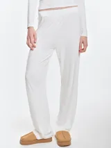 Pantalón de dormir de corte recto y calce relajado, confeccionado en viscosa con elastano de tacto suave. Presenta cintura elastizada para mayor comodidad y fluidez en la caída.