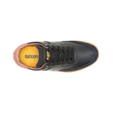 Sneaker Caterpillar modelo Pause Retro para mujer, de diseño urbano con capellada de cuero negro y detalles en gamuza. Presenta costuras en contraste, talón en tono rosado y suela de goma color caramelo con textura de panal.