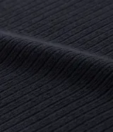 Blusa cropped de ribana negra con cuello alto, mangas largas y barra con elástico.