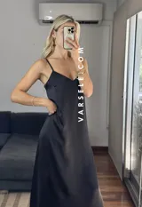 Vestido midi rojo de sedita con breteles finos y escote en V.