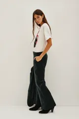 Pantalón de corte oxford confeccionado en velvet de algodón, con cierre frontal oculto, gancho metálico y botón interno. Presenta bolsillos diagonales, bolsillo ojal en la parte trasera y presillas en la cintura.