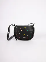 Bandolera negra de cuero sintético con apliques de tachas de colores y estrellas plateadas. Tiene correa larga regulable y cierre superior.