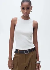 Top de punto fino color blanco, sin mangas, con cuello redondo y diseño entallado.