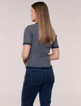 Cardigan de punto con textura Jacquard, cuello camisero, manga corta y cierre frontal con botones metálicos. Presenta bolsillos decorativos en el pecho.
