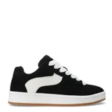 Championes de estilo urbano con diseño bicolor en negro y blanco, confeccionados en material tipo gamuza con cordones anchos blancos y suela de goma color caramelo.