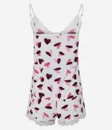 Conjunto de pijama estilo short doll compuesto por una blusa con breteles finos ajustables, escote en V con detalle de encaje, y un short corto con cintura elástica y borde de encaje. Ambas piezas presentan un estampado de corazones en tonos rosados y morados sobre fondo blanco.