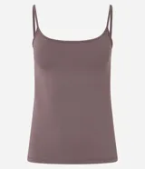 Blusa musculosa básica Cortelle de color blanco, confeccionada en poliamida y elastano. Presenta diseño ajustado, breteles finos y escote redondo.