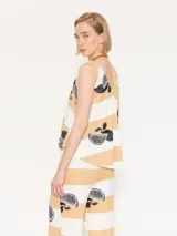 Musculosa con estampado a rayas horizontales color blanco y amarillo, con estampado de limones negros.