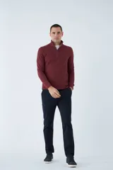 Buzo de hombre color bordó, con medio cierre frontal, cuello alto y logo estampado en el pecho. De corte regular y manga larga.