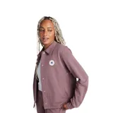 Campera Converse color malva, de corte recto, con cuello camisero, cierre frontal con broches a presión y logo de la marca en el pecho.