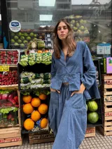 Chaqueta liviana de algodón con efecto denim lavado, cuello sastrero, cierre frontal de dos botones y grandes bolsillos frontales aplicados.