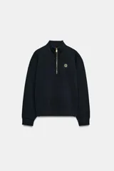 Sudadera de algodón con cuello alto y cierre frontal de cremallera metálica dorada. Presenta manga larga con puños elásticos, bajo elástico y detalle de logo metálico en el pecho.