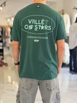 Remera blanca oversize con estampado gráfico en la espalda con la inscripción "Valley of Stars", diseño de manga corta y corte holgado.