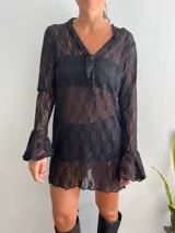 Minivestido negro de encaje con mangas acampanadas y escote en V.