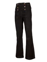 Jeans de tiro alto con corte bootcut, confeccionados en denim color gris oscuro. Presentan un diseño con doble hilera de botones frontales y costuras verticales decorativas a lo largo de las piernas.